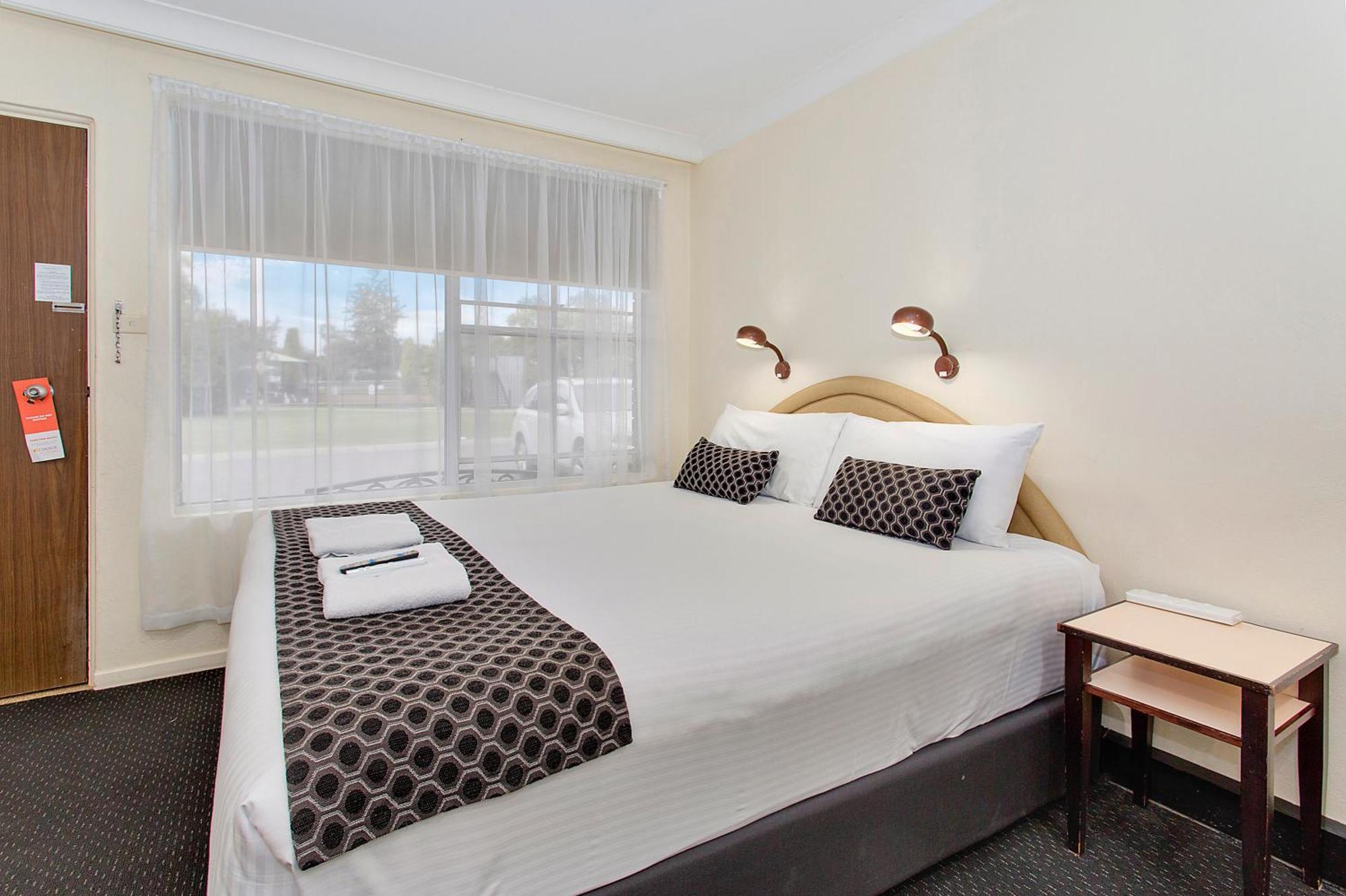 Econo Lodge Savannah Park Тамуърт Екстериор снимка