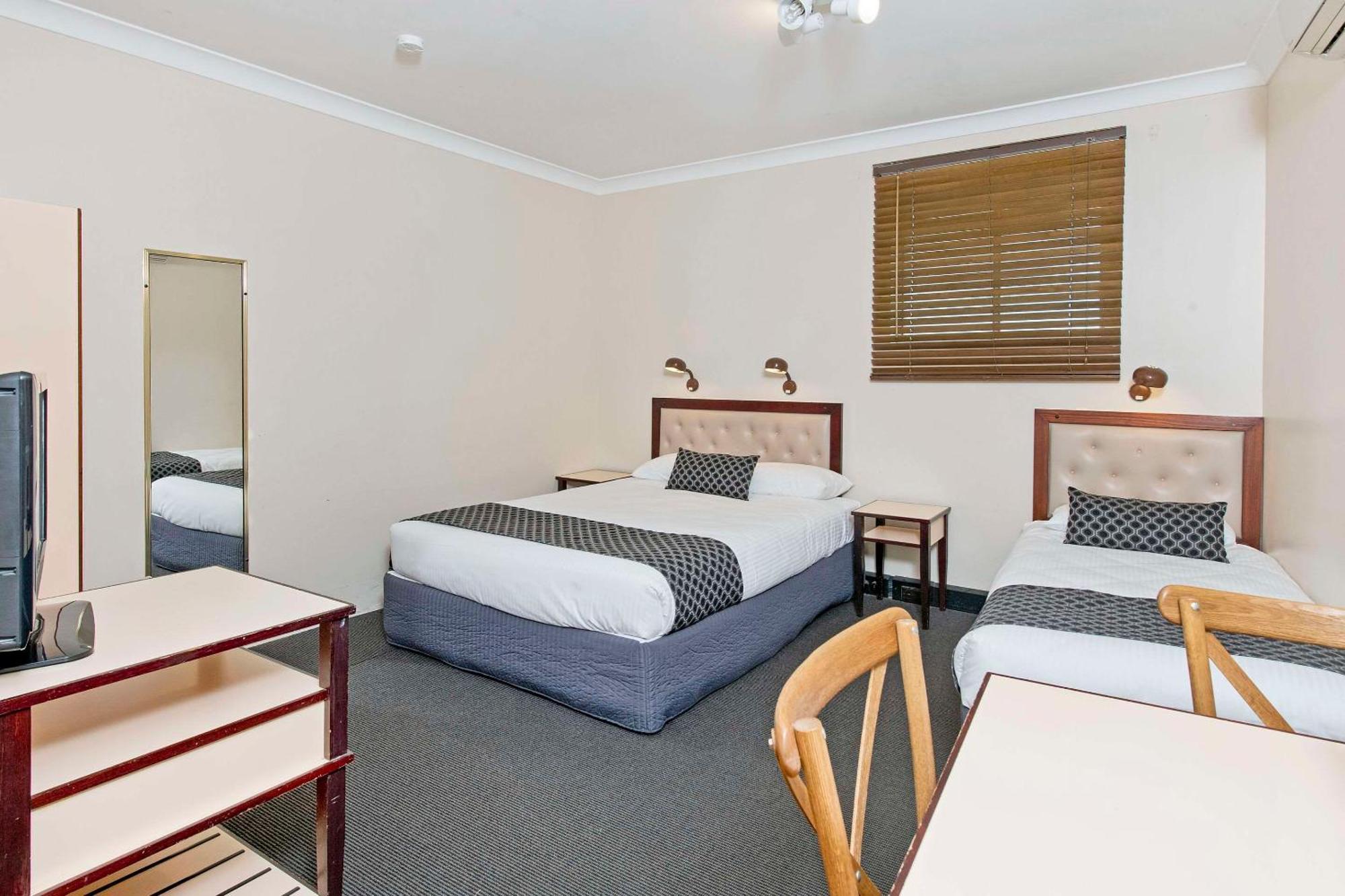 Econo Lodge Savannah Park Тамуърт Екстериор снимка